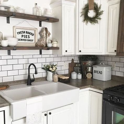 Above Kitchen Sink, Cocina Shabby Chic, Farmhouse Kitchen Backsplash, Diy Kitchen Backsplash, Above The Sink, House Farm, Kabinet Dapur, Diy Backsplash, Kitchen Glass