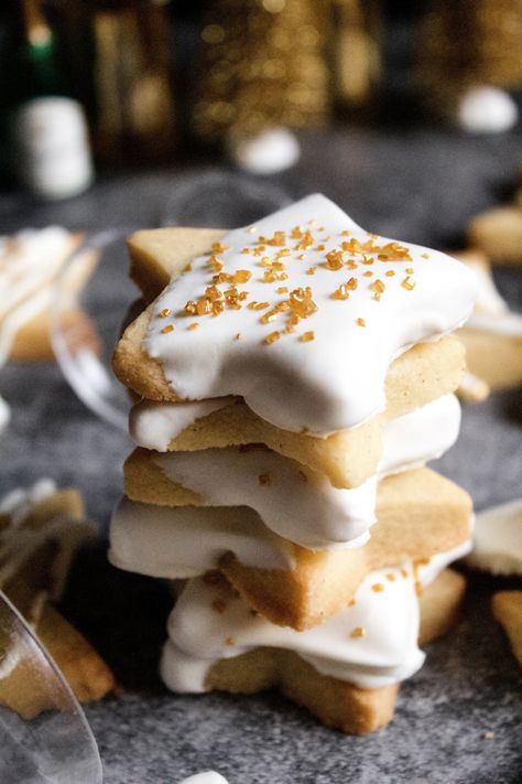 White Chocolate Dipped Cookies, White Chocolate Chip Cookie Recipe, Pressed Cookies, White Chocolate Chip Cookies Recipes, Chocolate Shortbread, Chocolate Dipped Cookies, Sanding Sugar, Cookie Types, Wool Work