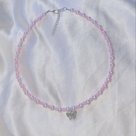 Pink Beaded Necklace Aesthetic, Diy Pink Necklace, Butterfly Bead Necklace, Pink Necklace Beaded, Butterfly Jewelry Diy, Pink Beads Necklace, Pearl Necklace Diy, Trendy Beaded Necklace, Butterfly Beaded Necklace