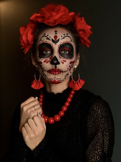 Red Sugar Skull Makeup, Simple Catrina Makeup, Mexican Halloween Costume, Mexican Makeup, Catrina Costume, Neon Unicorn, Catrina Makeup, Beautiful Halloween Makeup, Halloween Hair Accessories