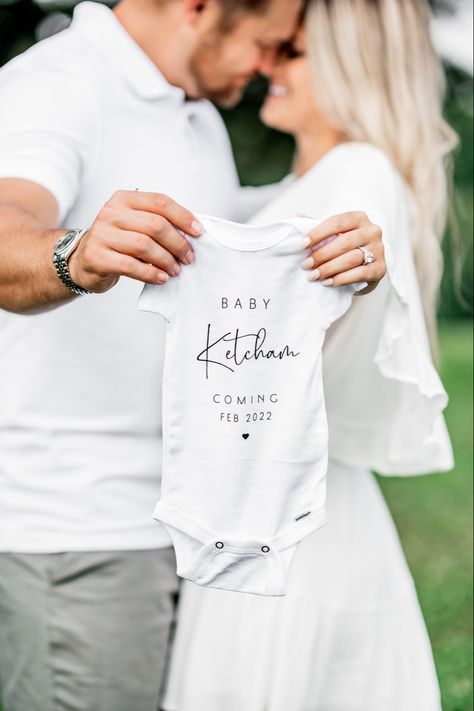 Couples Announcement Pictures, Preg Announcement Ideas, Baby Reveal Picture Ideas, Were Expecting Photo Ideas, Gender Reveal Announcement Photos, Maternity Pictures Announcement, Announcing Pregnancy Picture Ideas, Unique Baby Announcement Photoshoot, Baby Announcing Ideas Photoshoot