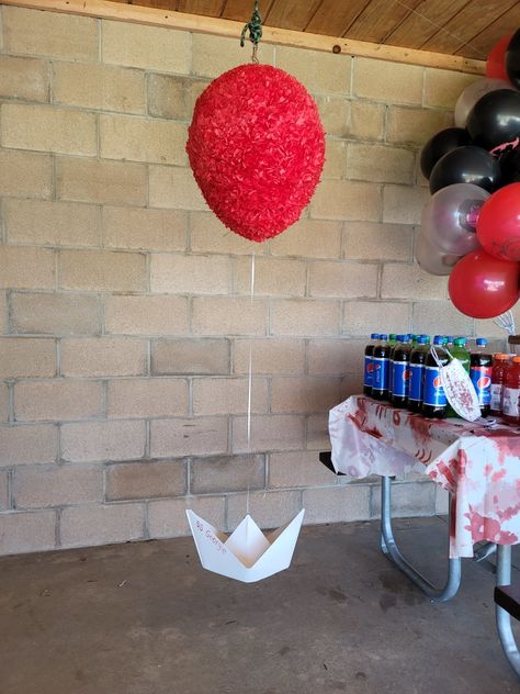 Horror Movies Theme Party, Scary Movie Halloween Decorations, Horror Movies Decor, Pennywise Party Decorations, It Birthday Party Stephen Kings, Pennywise Themed Party, It Party Ideas Pennywise, Horror Centerpieces, Pennywise Party Ideas