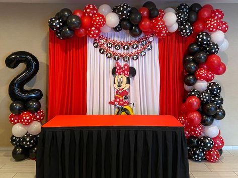 Red Birthday Party Decorations, White And Black Balloons, Black And Red Birthday, Balloon Column Stand, Party Decorations Backdrop, Birthday Setup, Party Decorations Table, Red Birthday Party, Birthday Room