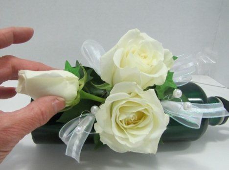 Diy Corsage Wristlet, Make Your Own Bridal Bouquet, Make A Corsage, Floral Tutorials, Diy Wrist Corsage, Flowers At Wedding, Basic Flower, Corsage Bracelet, Wrist Corsage Wedding