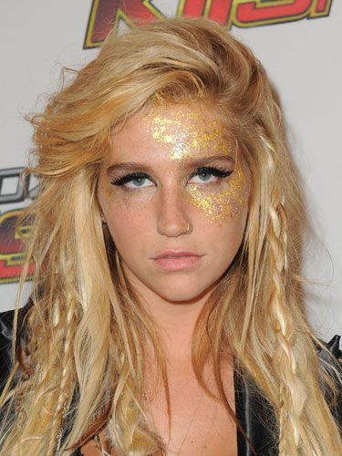 smokey eye and gold glitter face | Ke$ha Wears Gold Glitter on Her Face at the 2011 KIIS-FM's Wango Tango ... Kesha Costume, Kesha Concert, Kesha Hair, Kesha Rose, Beautiful Blonde Hair, Feather Hair Extensions, Estilo Hippy, Estilo Hippie, Gold Face