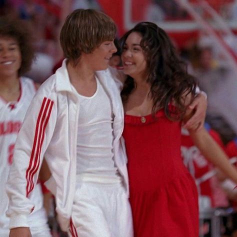 Pixar Halloween Costumes, 2000s Couples, Movie Couples Costumes, High School Musical Costumes, Movie Duos, Disney Duos, Iconic Halloween Costumes, Famous Duos, Spirit Week Outfits