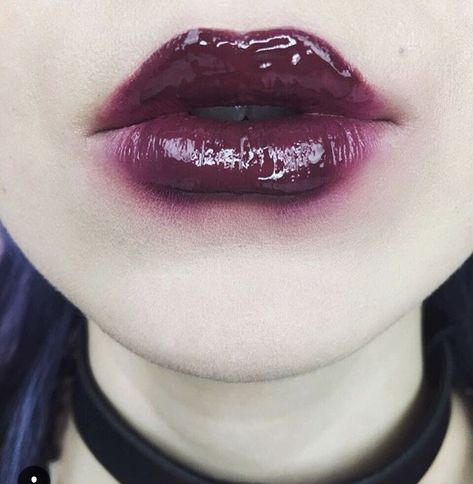 blurred lip line Make Up Diy, Yennefer Of Vengerberg, Smink Inspiration, Gloss Labial, Lip Shapes, Edgy Makeup, Goth Makeup, Kesha, Lip Art