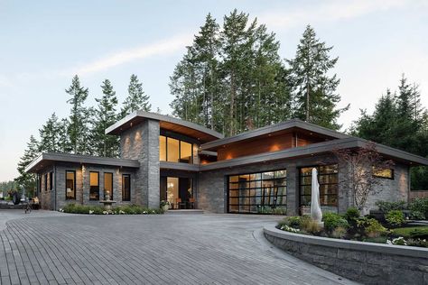 Tour this astounding rustic modern retreat on Vancouver Island Mountain Modern Home Plans, Ultra Modern House Plans, House In A Mountain, Mountainside Homes, Modern Mountain House Exterior, Mountain Modern Home Exterior, Baguio House, Mountain Homes Exterior, Modern Hillside House