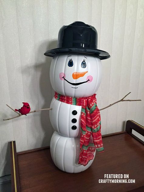 plastic-pumpkin-snowman-decoration Christmas Decor Diy Cheap, Pumpkin Snowmen, Diy Snowman Decorations, Diy Schneemann, Outdoor Christmas Diy, Snowman Crafts Diy, Frugal Christmas, Cheap Christmas Diy, Snowman Craft