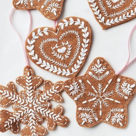 Felt Gingerbread Ornaments, Gingerbread Embroidery, Christmas Diy Sewing, Embroidery Christmas Ornaments, Felt And Embroidery, Felt Ornaments Diy, Felt Gingerbread, Sewing Christmas Gifts, Embroidery Ornaments