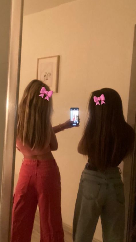 Sisters Photo Ideas Aesthetic, Bestie Pose Reference, Duo Picture Ideas Aesthetic, Funny Photos To Recreate With Your Bff, Poses For Duo Friends, Duo Mirror Poses, Photo Ideas With Cousins, Dou Poses Friends, Cute Mirror Pics With Bestie