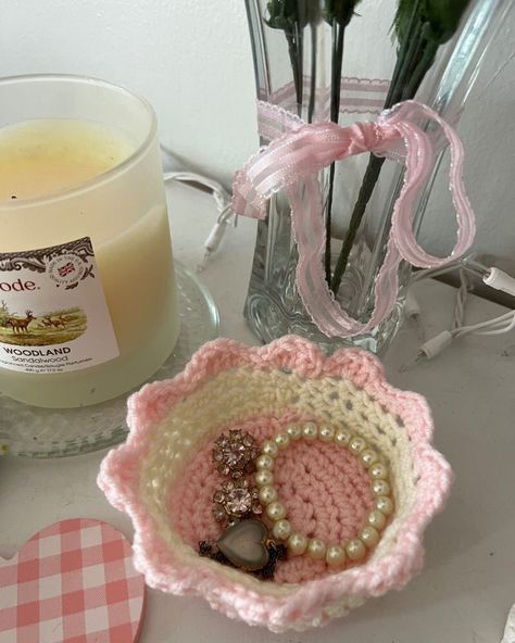 Crochet Gift Ideas For Mum, Crochet Jewelry Dish Free Pattern, Crochet Gift For Sister, Crochet Bracelet Holder, Crochet Room Accessories, Crochet Jewellery Holder, Crochet Jewelry Dish, Crochet Jewelry Holder Free Pattern, Crochet Pink Ideas