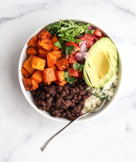 Delicious plant-powered burrito bowls are piled high with roasted butternut squash, black beans, cilantro-lime cauliflower rice, pico de gallo, greens, and sliced avocado. These Butternut Squash Burrito Bowls are both a hearty and healthy recipe that you don’t want to miss. Butternut Squash Power Bowl, Squash Grain Bowl, Butternut Squash Burrito Bowl, Squash Buddha Bowl, Butternut Squash Protein Bowl, Cilantro Lime Cauliflower Rice, Healthy Winter Meals, Vegan Burrito, Burrito Bowls Recipe