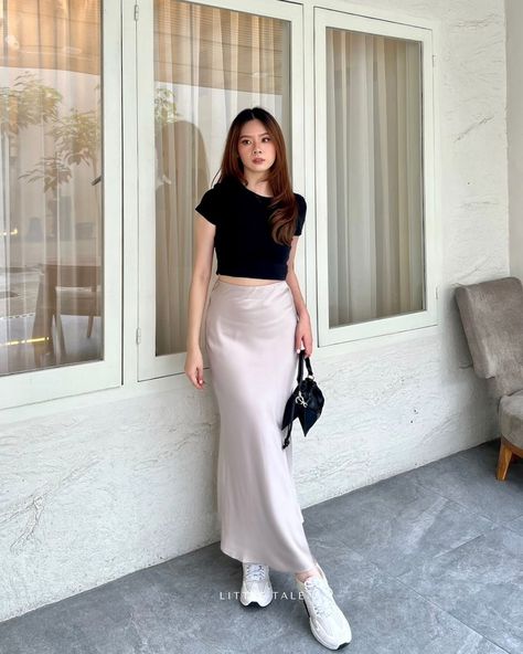 Ootd Rok Satin, Silk Satin Skirt Outfit, Vietnam Fits, Satin Skirt Outfit Classy, Satin Midi Skirt Outfit, White Satin Skirt, Silk Skirt Outfit, Skirt Outfit Casual, Office Fits