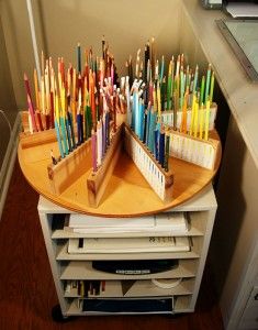 Craft Caddy, Colored Pencil Holder, Rangement Art, Diy Lazy Susan, Art Supplies Storage, Art Studio Organization, Organization Office, Art Studio Ideas, Diy Pencil