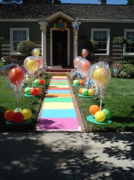 balloon walkway in driveway Winter Wonderland-party, Candyland Birthday, Candyland Party, Candy Party, Birthday Fun, Bday Party, New Age, Holidays And Events, A House