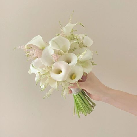 Wedding Flower Types, Bride Bouquets White, Simple Wedding Bouquets, Flower Types, Flower Wrapping, Bridal Bouquet Flowers, Korean Wedding, Bride Bouquet, Arrangement Ideas