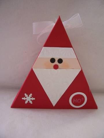 Triangle Santa...too stinkin' cute! Triangle Santa, Cute Santa Hat, Mini Boxes, Simple Card Designs, Christmas Blocks, Wooden Christmas Crafts, Japanese Patchwork, Santa Crafts, Santa And His Reindeer