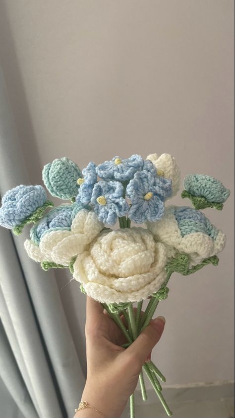 Knit Flower Bouquet, Cute Crochet Flower Bouquet, Blue Crochet Flower, Crochet Projects Flowers, Blue Crochet Flowers, Crochet Flower Bouquets, Crochet Bouquet Flowers, Knitted Bouquet, Flower Bouquet Crochet