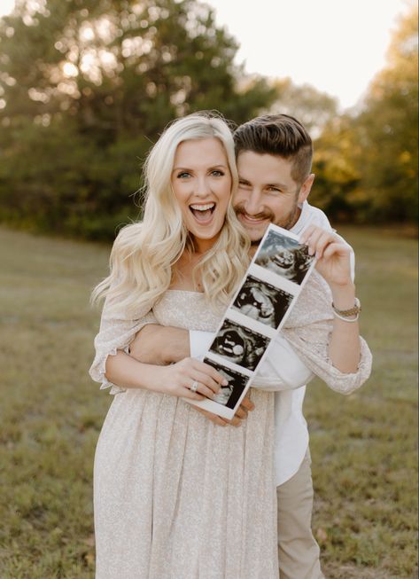 Spring Pregnancy Announcement, Pregnancy Announcement Photography, Pregnancy Announcement Pictures, Fall Baby Announcement, Pregnancy Announcement Photoshoot, Neutral Wardrobe, Fall Pregnancy Announcement, Baby Announcement Photoshoot, Cute Pregnancy Pictures