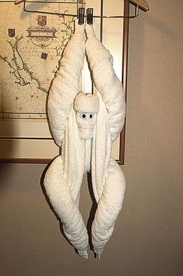 facts around us: Animal Towel Sculptures | Towel folding Origami -this face looks like a skeleton Decorative Towel Folding, Bath Towels Display, Washcloth Elephant, Towel Folding Ideas, Elephant Towel, Toilet Paper Origami, Washcloth Animals, Towel Origami, Washcloth Crafts