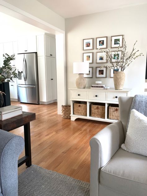 Family Room With Light Wood Floors, Honey Oak Living Room Furniture, White Living Room Wood Floors, Light Hardwood Living Room, Oak Wood Home Decor, Light Wood Floors Decorating Ideas, Oak Wood Floor Living Room Ideas, Living Room Medium Wood Floor, Bright Wood Floors Living Rooms