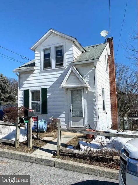 c.1930 Cute Small Home For Sale in Bethlehem PA $99,900 - Tiny House Calling Small 1900's House, Tiny Houses For Sale Near Me, Mint Tiny Homes, Coquette Tiny House, Old Timy Houses, Bethlehem Pa, American Houses, Tiny Houses For Sale, Prefab Homes