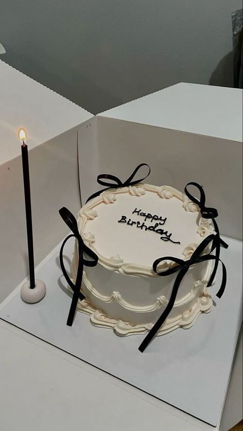 Bd Cake Aesthetic, Cake Ideas 15th Birthday, Black Cake For Men, Minimalist White Cake, Half Kg Cake Design, Tort Aesthetic, 15th Bday Cake, Flork Cake, Bolo Aesthetic