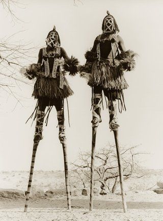 Funny Vintage Photos, Afrikaanse Kunst, Art Premier, Stilts, African Masks, African Culture, World Cultures, 영감을 주는 캐릭터, Vintage Humor