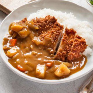 Katsu Curry served in a plate. Katsu Don Recipe, Curry Katsu, Katsu Don, Katsu Curry Recipes, Katsu Recipes, Chicken Katsu Curry, Japanese Chicken, Katsu Curry, Japanese Curry