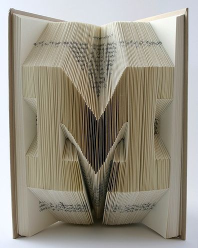 bookofart-recyclart4 Paper Tricks, Type Art, Book Works, Book Origami, Book Folding Patterns, Folded Book Art, Book Sculpture, Book Folding, Paper Folding