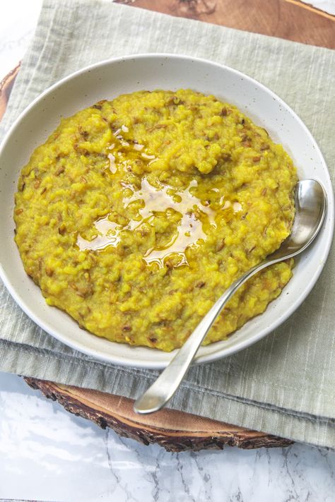 This Gujarati khichdi is made with 4 ingredients (plus water and salt) only. I have made this khichdi in instant pot along with shaak. Khichdi Recipe Indian, Easy Khichdi Recipe, Instant Pot Kichidi, Vegetable Khichdi Recipe Indian, Instant Pot Khichdi, How To Make Khichdi, Masala Khichdi, Moong Dal Khichdi, Khichdi Recipe