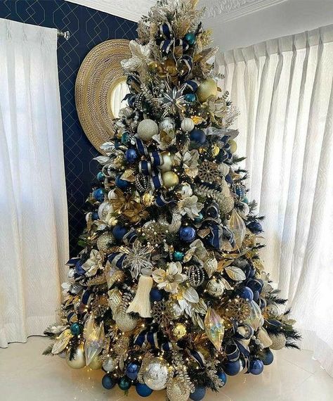 Blue And Gold Christmas, Champagne Christmas Tree, Blue Christmas Tree Decorations, Merry Christmas Decor, Christmas Glam, Christmas Tree Decorations Ribbon, Elegant Christmas Tree Decorations, Tree Inspiration, Christmas Tree Decorating Themes