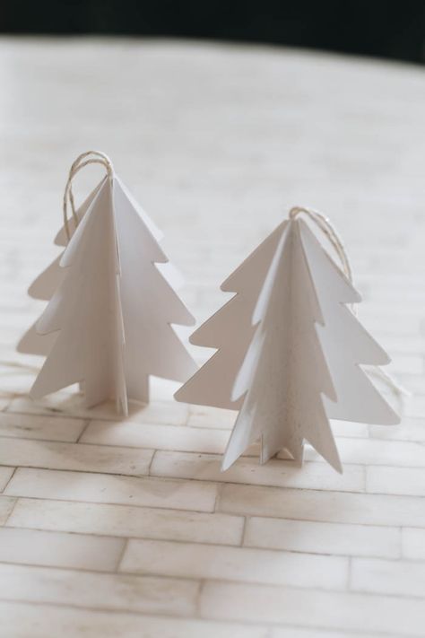 3D Paper Christmas Trees - Lindi & Russ Paper Christmas Tree Ornaments, Paper Christmas Trees, Paper Ornaments Diy, Craft Ideas For Beginners, Diy Tree Topper, Diy Christmas Paper, Diy Paper Christmas Tree, Diy Christmas Tree Topper, Paper Christmas Decorations