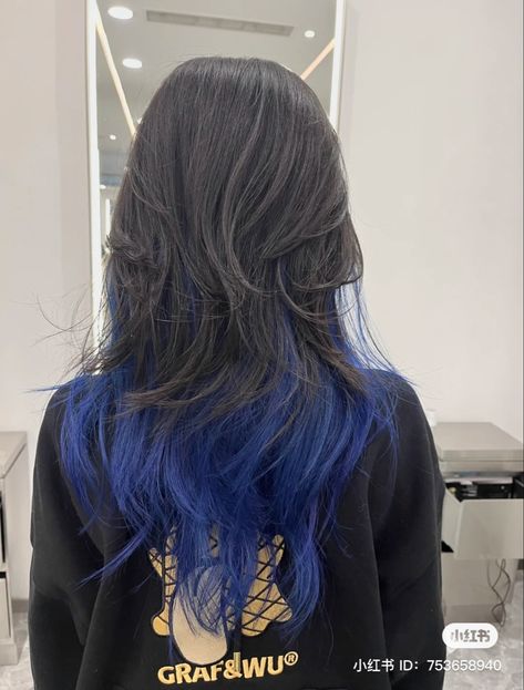 Black Hair With Blue Ends, Black Hair With Blue Streaks, Navy Blue Hair Color, Brown And Blue Hair, Blue Hair Underneath, Blue And Black Hair, Curled Hairstyles For Medium Hair, Pelo Cafe, Blue Black Hair