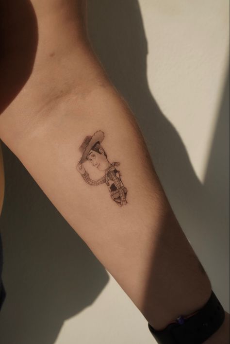 Woody Tattoo Ideas, Woody Tattoo Toy Story, Tatuagem Toy Story, Toy Story Tattoos, Woody Tattoo, Toy Story Tattoo, Tattoo Disney, Toy Story Woody, Botanical Floral Art