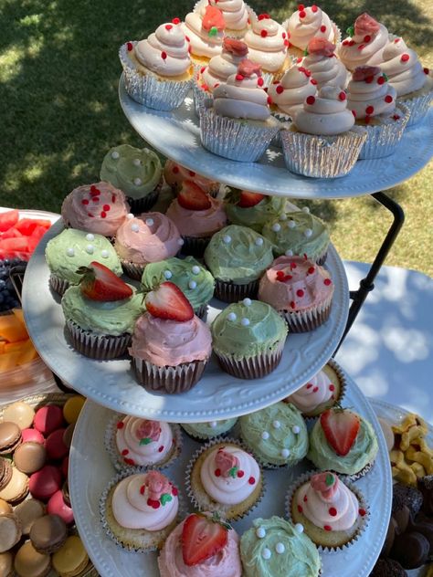 Pink Matcha, Strawberry Picnic, Cupcakes Strawberry, Grad Party Theme, 17. Geburtstag, Cupcakes Pink, Backyard Graduation Party, Pretty Cupcakes, Grad Party Decorations