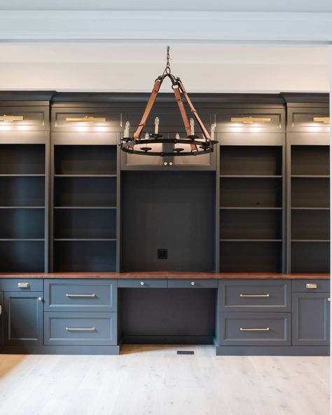 We can't help but swoon over this dreamy entrance and its side office, complete with custom built-ins! 😍 . . . Dealer/Designer: @mainbuilt Built In Bookshelves With Doors, Office Room Built Ins, Built In Work Station, Custom Office Built Ins, Hallway Built Ins, Small Office Built Ins, Built In Double Desk, Home Office Built Ins With Desk, Built In Desks