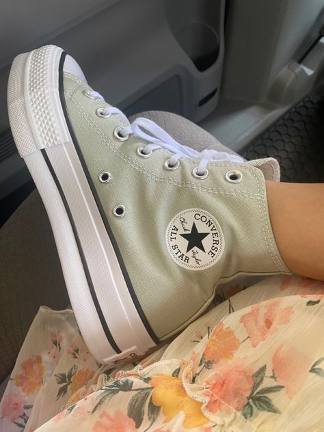 Spring Converse, Cute Converse Shoes, Cute Converse, Custom Shoes Diy, Preppy Shoes, Shoes Heels Classy, Pretty Shoes Sneakers, Shoes Outfit Fashion, Star Shoes