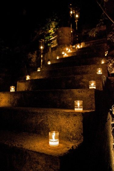 candles Lighting a stairway to my proposal :D Outdoor Stair Lighting, Diy Lampe, Outdoor Party Lighting, Outdoor Stairs, Simple Lighting, Wedding Night, Wedding Lights, Candle Lanterns, Decoration Table