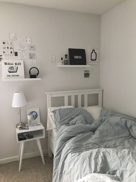 White Room With White Furniture, Minimalistic K Pop Room Ideas, Minimalist Bedroom Korean, Gray Room Aesthetic, Room Inspo Korean, Bedroom Minimalist Ideas, White Themed Room, Acubi Bedroom, Grey Room Aesthetic