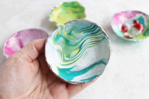 Learn how to make a trinket dish from oven bake clay! These marbled ring bowls make a great gift idea and are perfect for mom! Diy Oven Bake Clay, Marble Clay Ring Dish, Diy Trinket Dish, Diy Incense Holder, Alcohol Ink Glass, Bake Clay, Diy Dish, Oven Bake Clay, Clay Oven