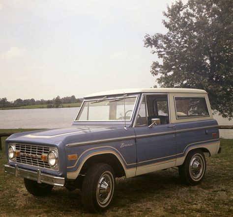 1973 Ford Bronco, Old Ford Bronco, Alternative Subcultures, Mazda Cx5, Old Vintage Cars, Classy Cars, Pretty Cars, Ford Motor Company, Future Car