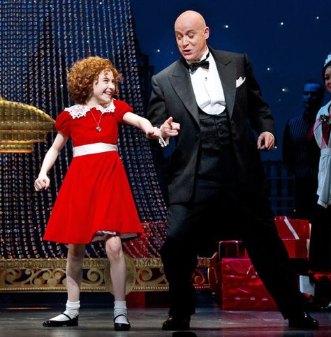 annie Lilla Crawford as Annie on Broadway 2012 Broadway Musicals Costumes, Lilla Crawford, Annie On Broadway, Annie Play, Annie The Musical, Annie Costume, Annie Musical, Broadway Costumes, Old Fashioned Love