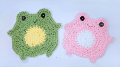 These Frog Coasters will add a touch of cuteness to your home decor, they also make fantastic gifts for your family and friends. If you're a crochet enthusiast who loves fun and adorable projects, this pattern is perfect for you! grab it now and dive into the world of adorable crochet frogs! 😃 Frog Coaster Crochet, Frog Coaster, Coaster Crochet, Crochet Frog, 4 Ply Yarn, Adorable Crochet, Handmade Coasters, Baby Milk, Cute Frogs