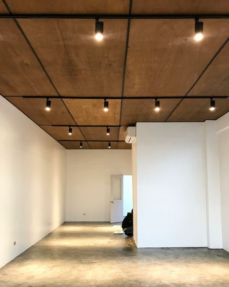 Industrial Drop Ceiling, Open Electrical Wiring Interior, Plywood Ceiling Ideas Living Room, Exposed Ceiling Lighting Ideas, Luan Ceiling Ideas, Drop Ceiling Tiles Makeover, Wood Ceiling Office, Plywood Ceiling Ideas, Cielorrasos Ideas