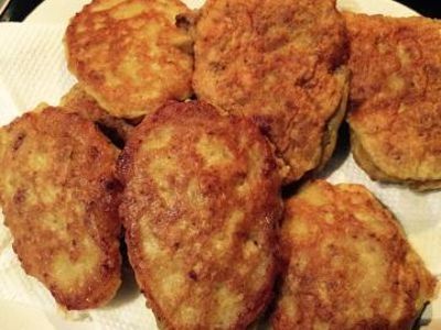 Corned Meat Fritters recipe Sub almond flour and add a teaspoon of baking powder and half a teaspoon of xanthan gum. Corn Meat Fritters, Fritter Batter Recipe, Meat Fritters, Canned Corned Beef Recipe, Corned Beef Fritters, Corned Beef Pie, Corned Beef Recipes, Batter Recipe, Roast Beef Recipes