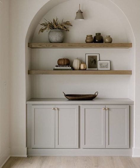 Arched Niches Living Room, Minimalist Built In Shelf Decor, Minimal Built In Shelves, Living Room Cove Ideas, Arched Recessed Shelves, Arch Living Room Design, Living Room Niche Ideas, Niche Ideas Living Room, In Wall Shelves