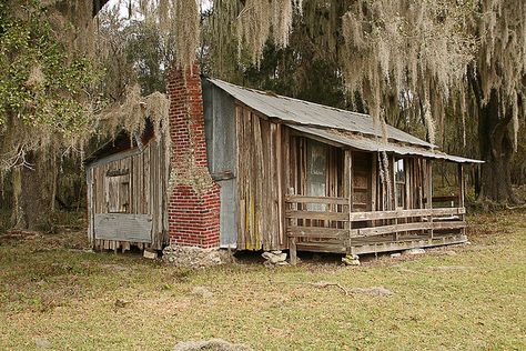 This is an old Florida "shack" in a beautiful setting of trees with Spanish moss. Florida Cracker, Cracker House, Old Cabins, Cabin Art, Florida Style, Old Farm Houses, Log Cabin Homes, Cabin In The Woods, Old Florida