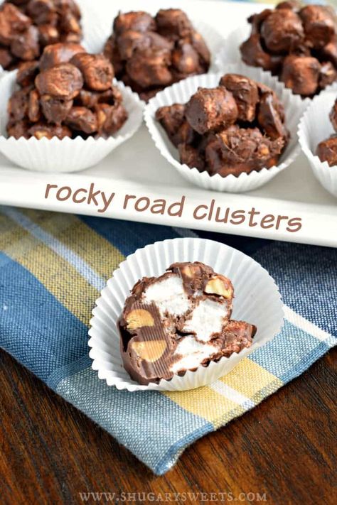 Rocky Road Clusters combine chocolate, marshmallows, and peanuts for one amazing candy. Cravings, solved! Rocky Road Clusters, Rocky Road Fudge, Homemade Toffee, Cracker Toffee, Shugary Sweets, Vanilla Fudge, Fudge Recipes Easy, Candy Recipes Homemade, Christmas Candy Recipes